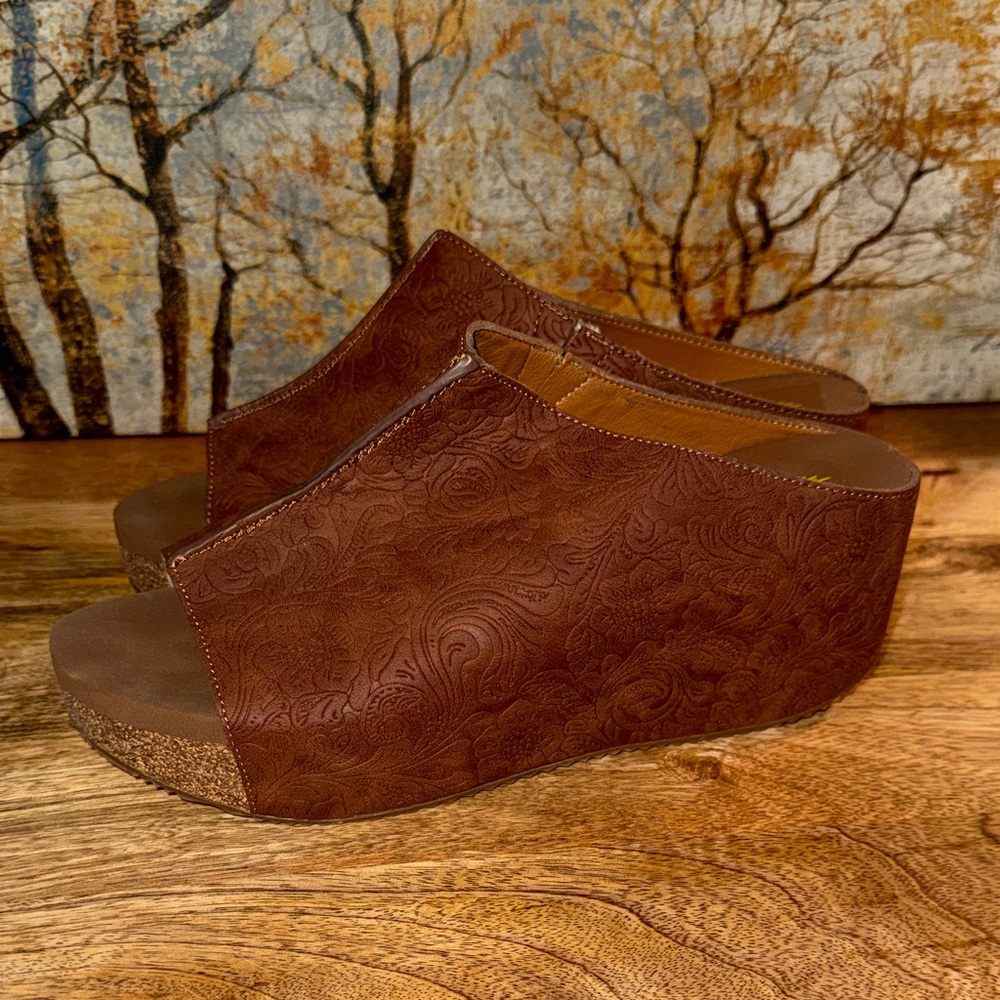 NWOT Volitile Brown Embossed western/boho platform  Sandals size 10